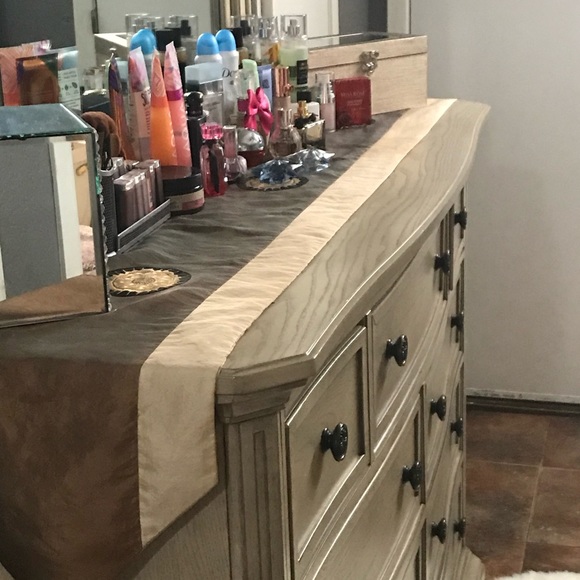 King size bedroom set - Picture 1 of 8